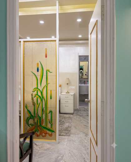 A hand-painted stained glass panel of reeds and cattails at Renu’z Homestay