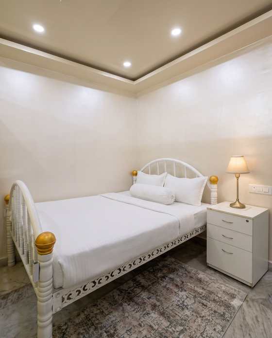 The hand-painted glass screen of green reeds and cattails beside the bed in the Heritage Room